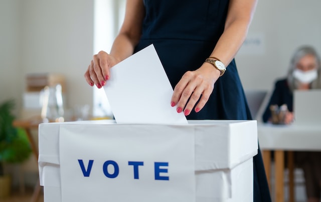 woman putting her vote in the ballot box